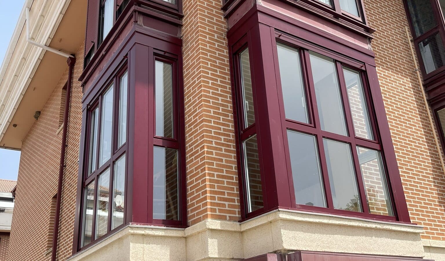Ventana que ofrece aislamiento acústico y seguridad.